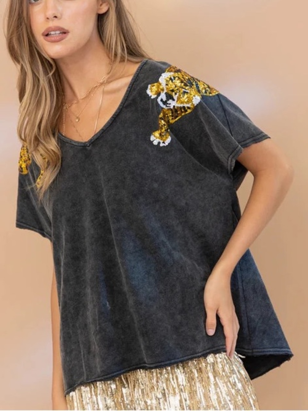 Short-Sleeve Patch V Neck Tiger Sequin Patch T Shirt Top - Grey Black Charcoal - Picture 5 of 6
